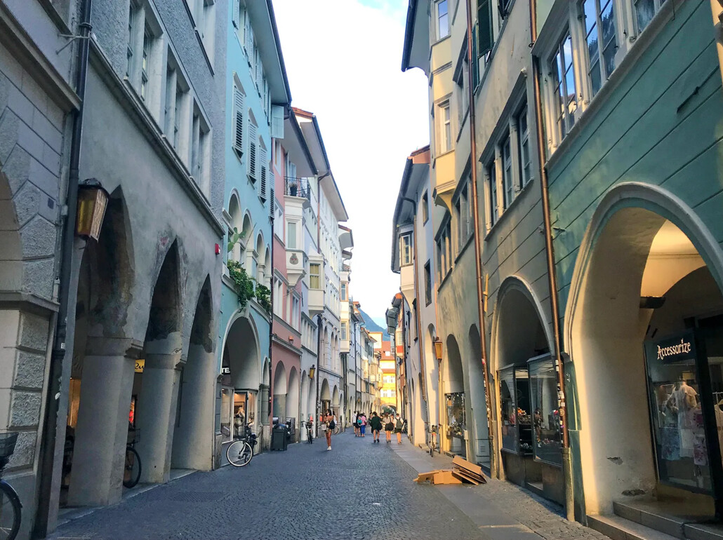 Portici Bolzano: Bellissimo negozio molto visibile con ampia vetrina - Foto 1