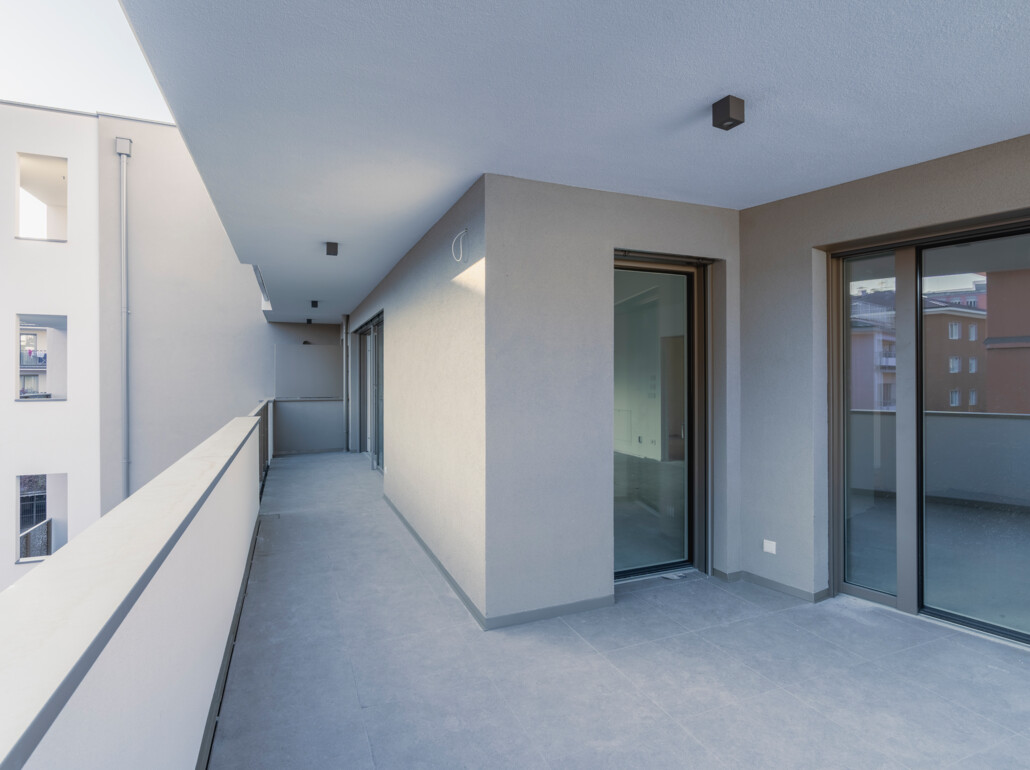 E: Nuovo, ampio quadrilocale con terrazza e balcone; posizione interna - Foto 1