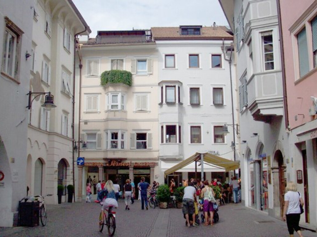 Negozio d'angolo con ampia vetrina in ottima posizione - Foto 1