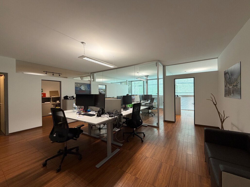 Kampillcenter: Affittasi ampio ufficio con 4 posti auto in garage - Foto 2