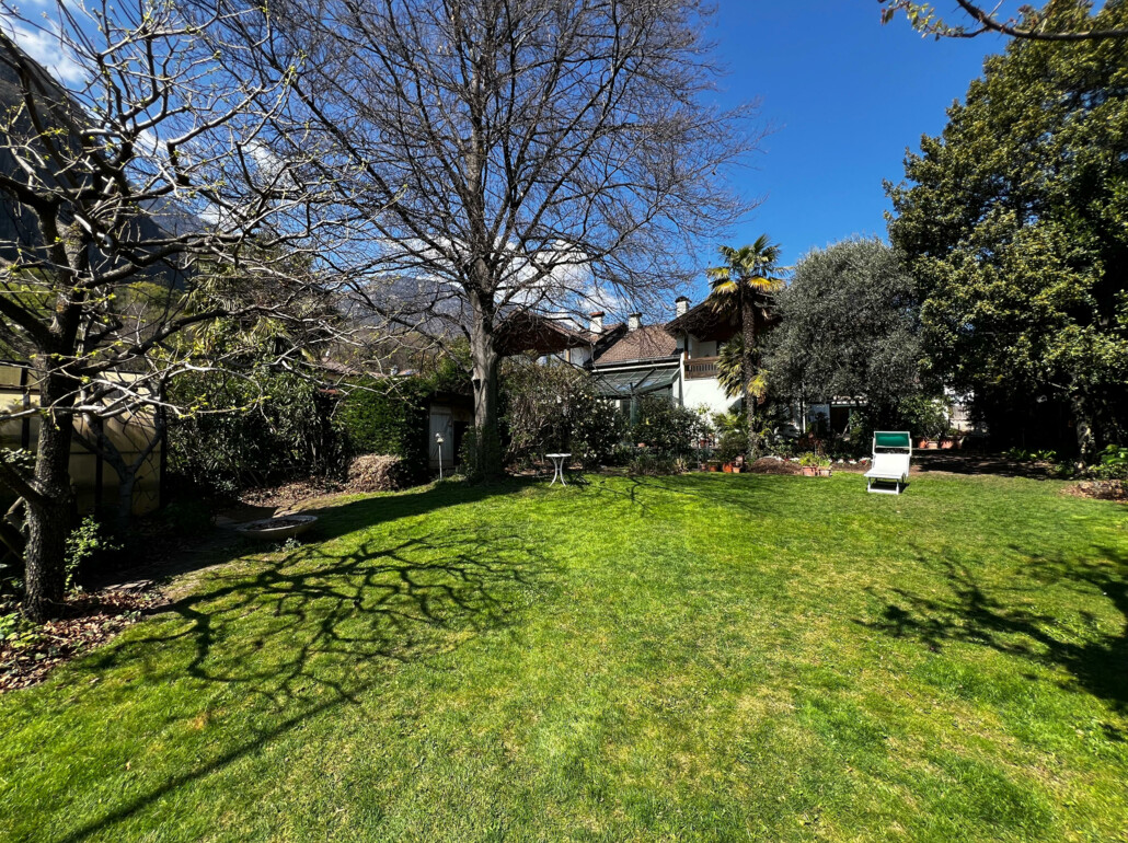 Casa unifamiliare con splendido giardino curato in zona tranquilla - Foto 1