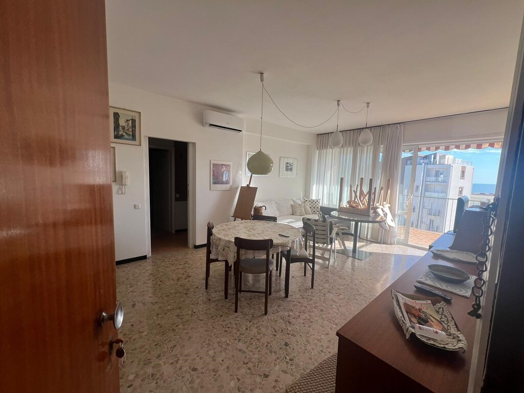 Trilocale spazioso con terrazza, piano alto, fronte mare - Foto 3