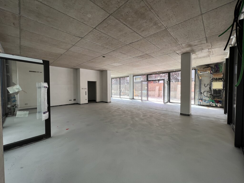 Nuovo, bellissimo negozio con ampia vetrina e cortile interno - Foto 2