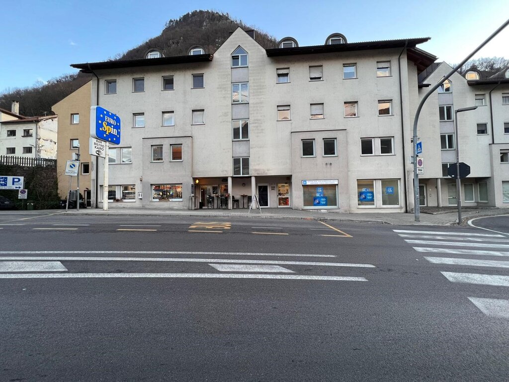 Negozio spazioso sulla strada principale - Foto 1