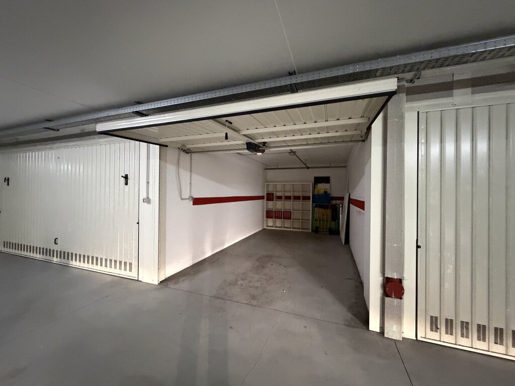 Ampio box garage nel centro – con portone motorizzato - Foto 1